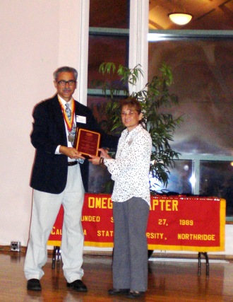 Dr. Williams-Leon receiving her award from Phi Beta Delta