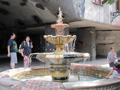 brunnen hundertasserhaus