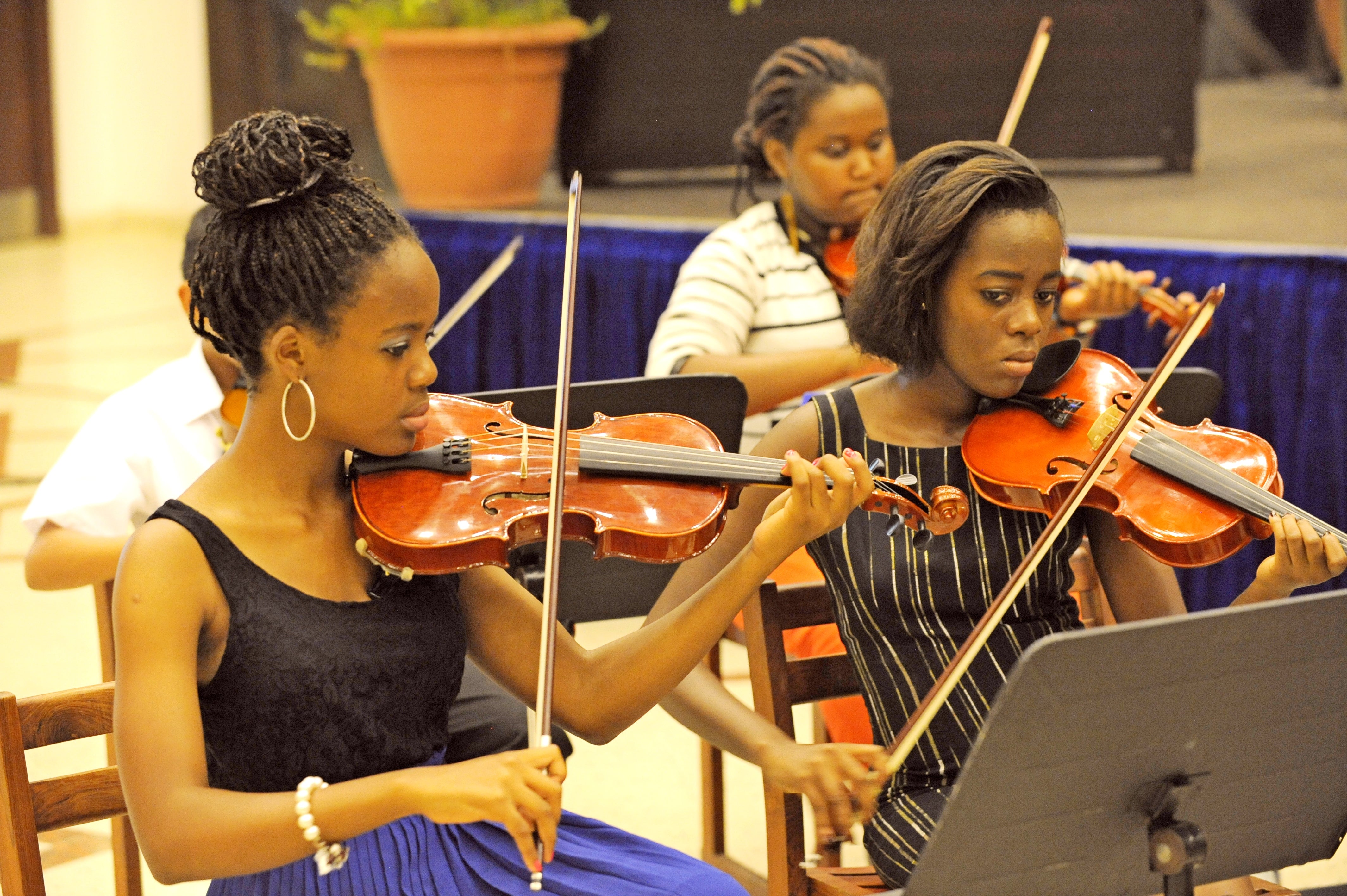 Students learn violin