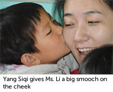 Yang Siqi gives Ms. Li a big smooch on the cheek