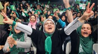 Iranian women protesting 