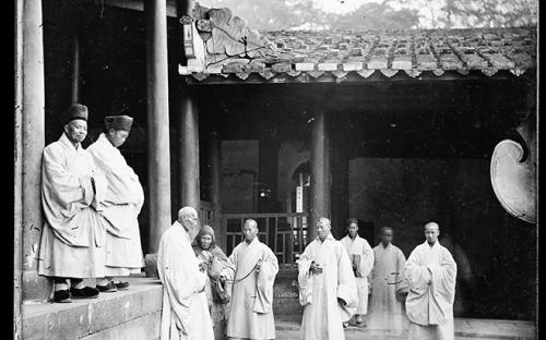 Buddhist Priests at Yongquan Monastery, Drum Mountain, Fuzhou, Fujian 1870-71