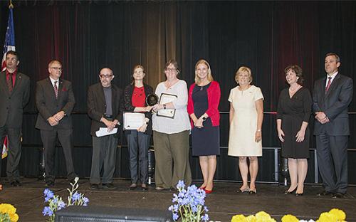 Team Leaders Deone Zell &amp; Elizabeth Adams pictured with the President &amp; Cabinet, accept the Jolene Koester Team Award on behalf of the myCSUNtablet Team.