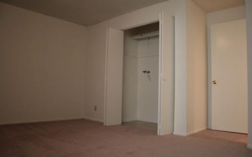 College Court Townhomes : Unit B - Washer/Dryer Hookups in Bonus Room