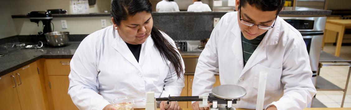 Female and male student working together in the lab.