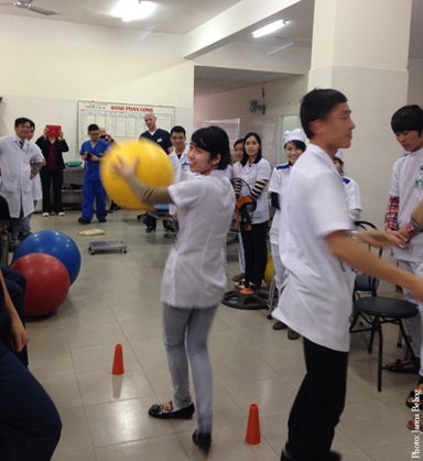 vietnamese physical therapist demonstrates an exercise