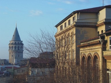 Deutsche Schule Istanbul mit Blick auf den Galat Turm